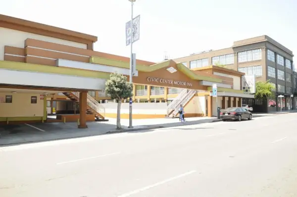 Civic Center Motor Inn 4